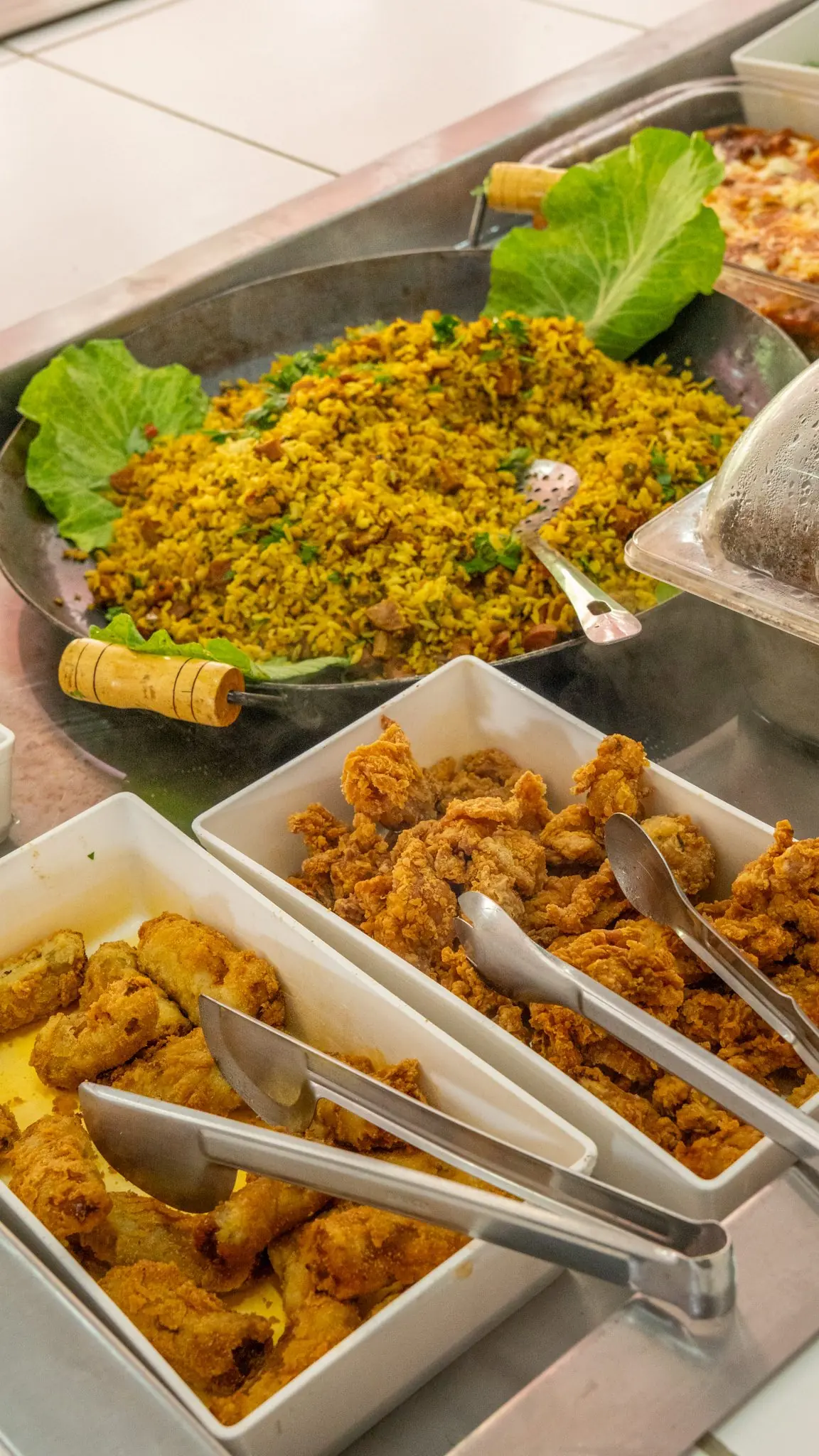 Buffet completo com acompanhamentos servidos em cubas no rancho