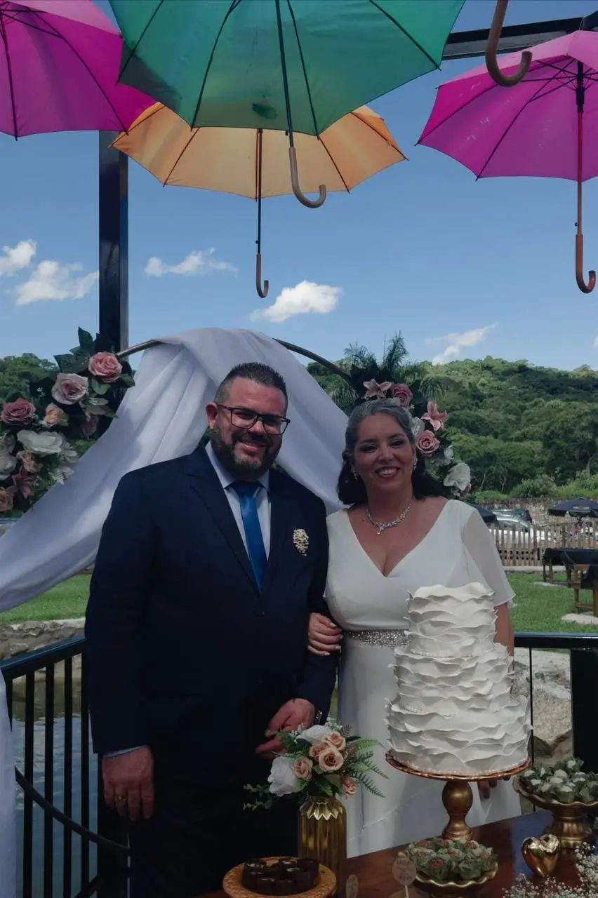 Noivos comemorando durante o casamento no gramado do Rancho Santa Inês em Caieiras
