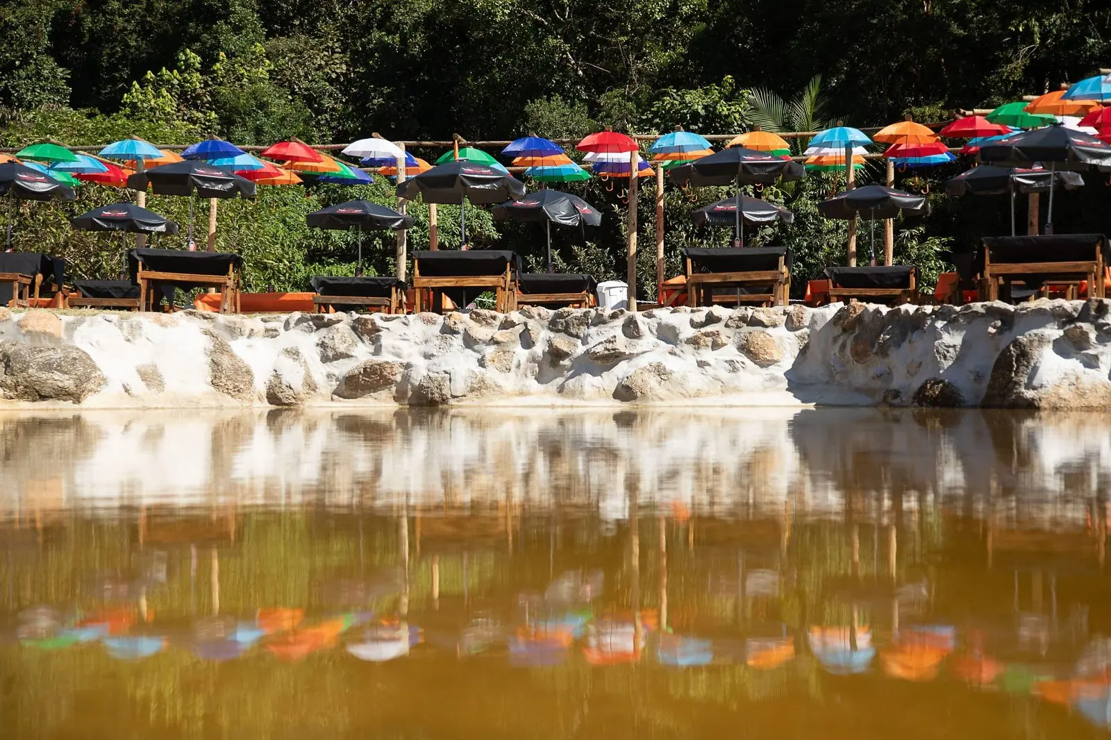 Lago do Rancho Santa Inês contornado por pedras naturais