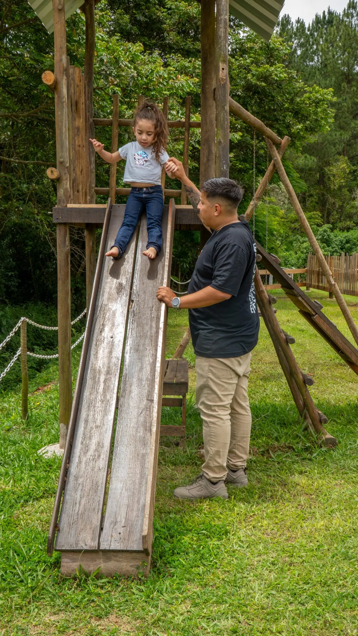 Criança brincando no playground de madeira do rancho