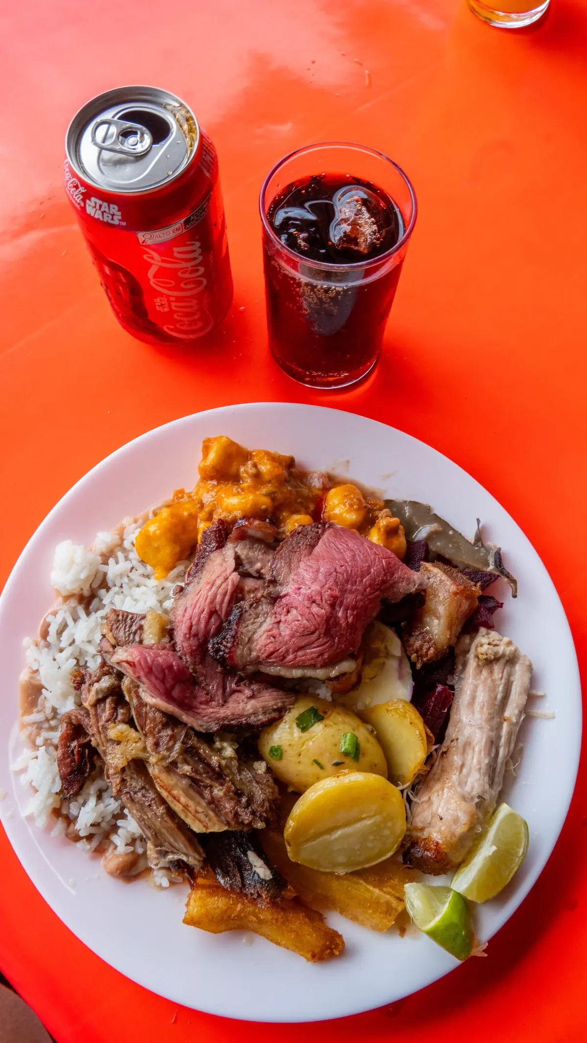 Prato montado com costela, acompanhamentos e salada no Rancho Santa Inês